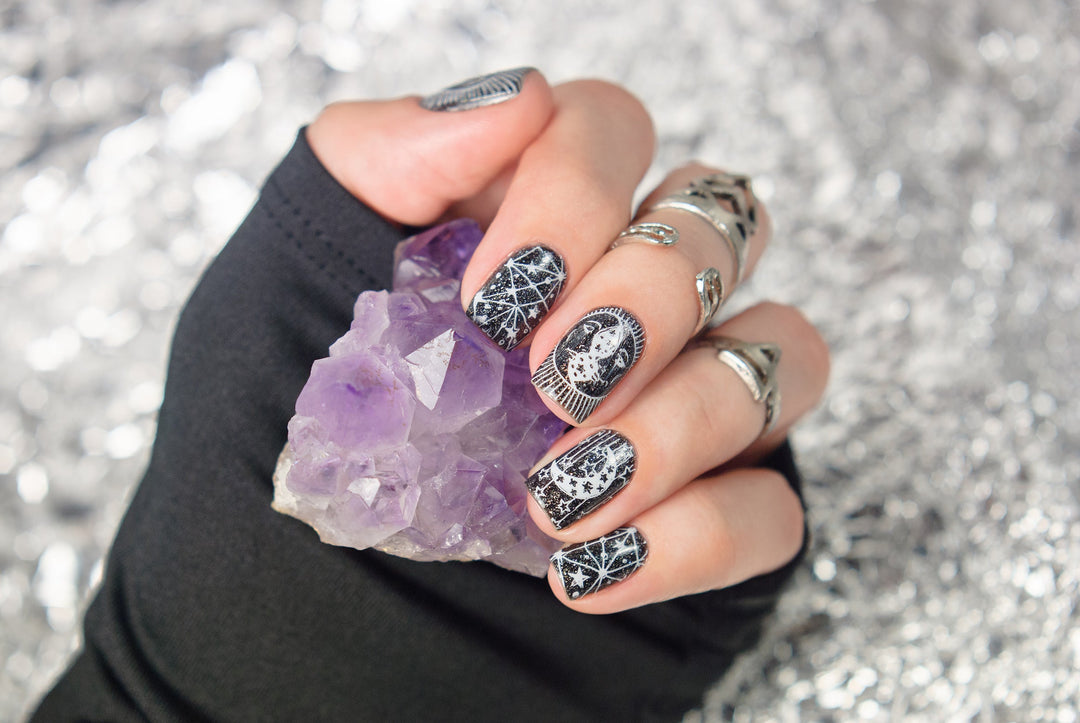 kleurrijke nail art op de hand van een vrouw