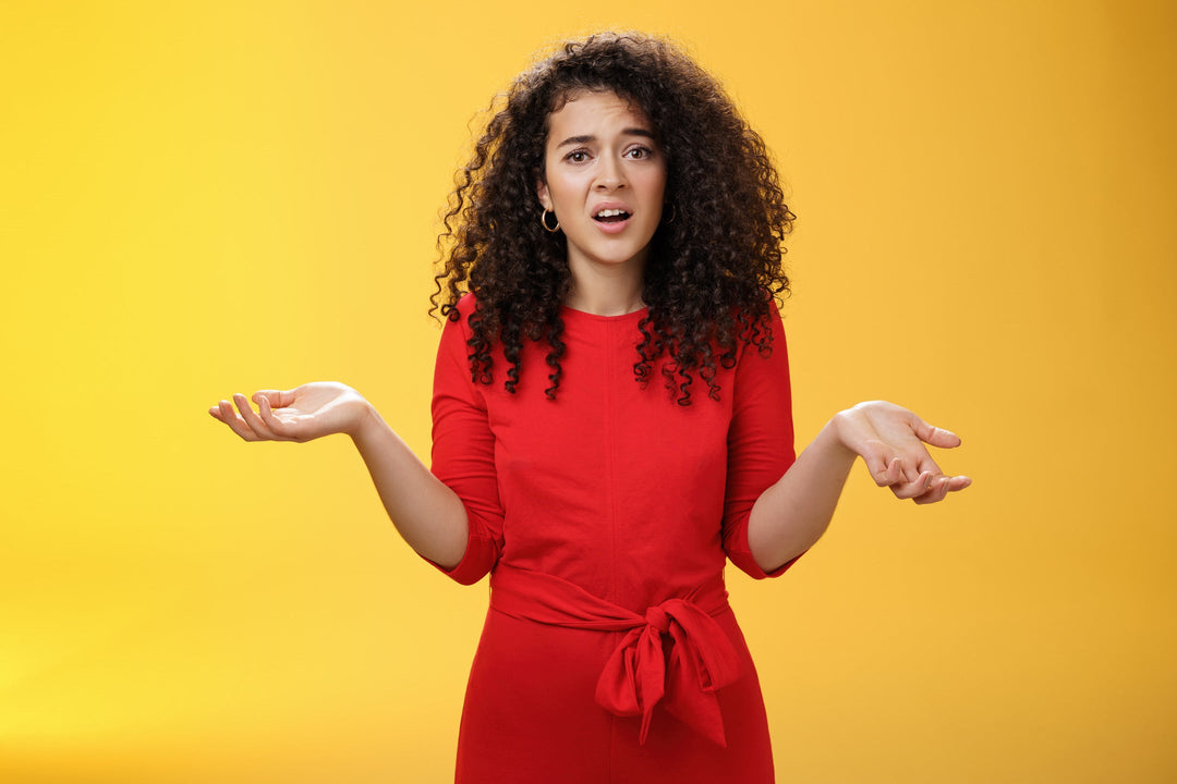 Donna con vestito rosso che fa una domanda