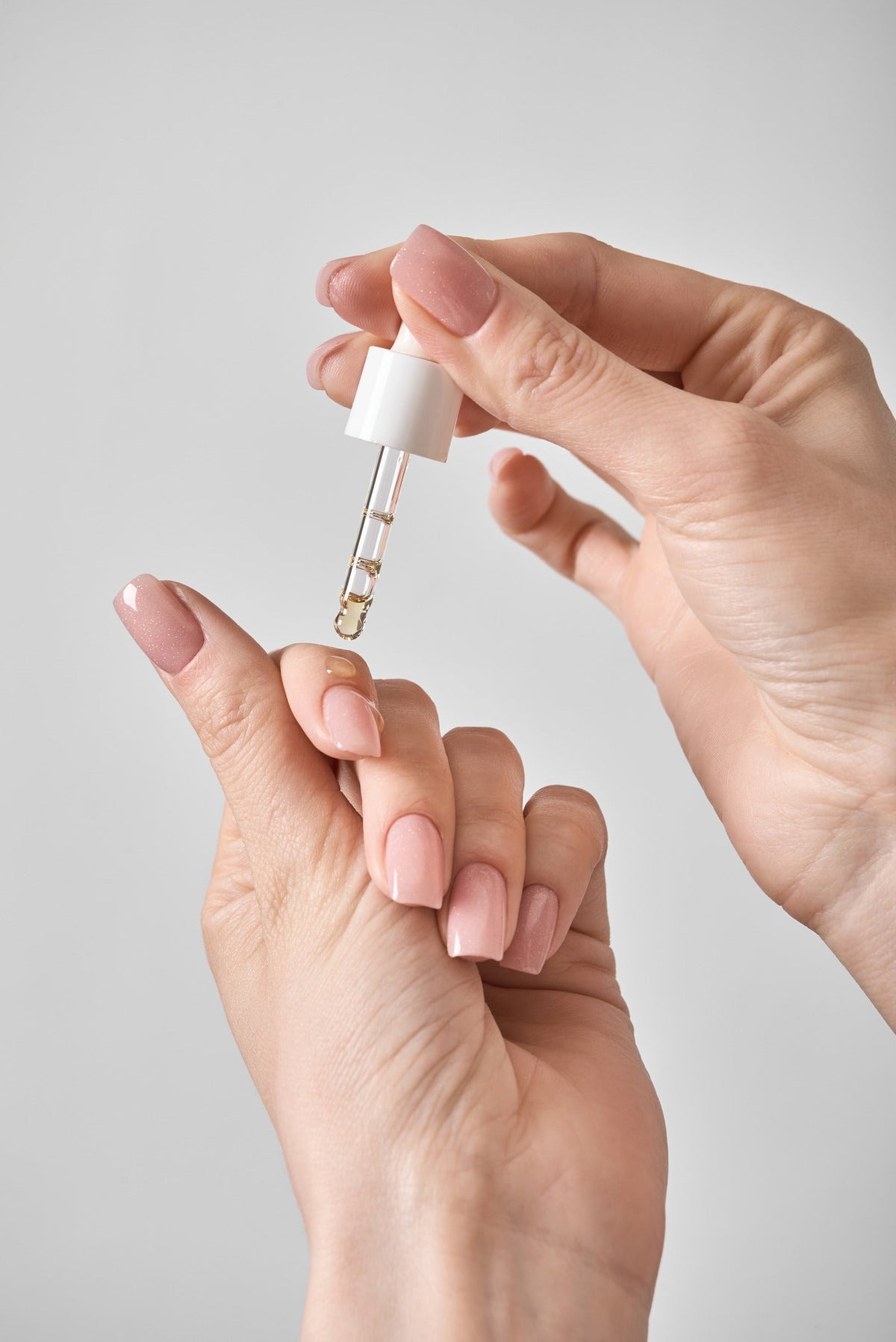 aceite para cutículas aplicado a las uñas