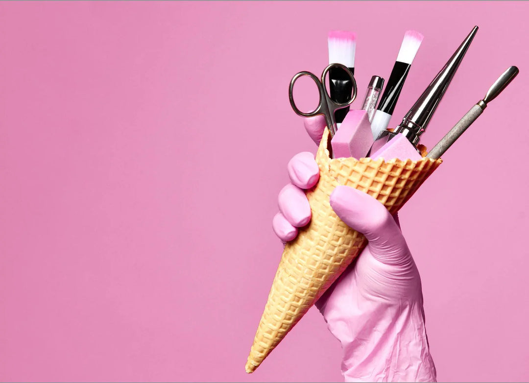 vrouw houdt nagelgereedschap omhoog in een ijshoorntje